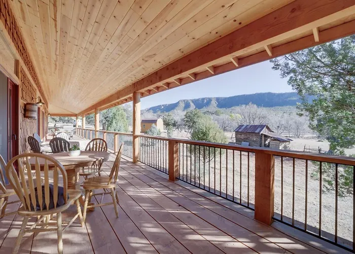 'Lavender Lodge' Mountain-View Pine Cabin W/ Deck