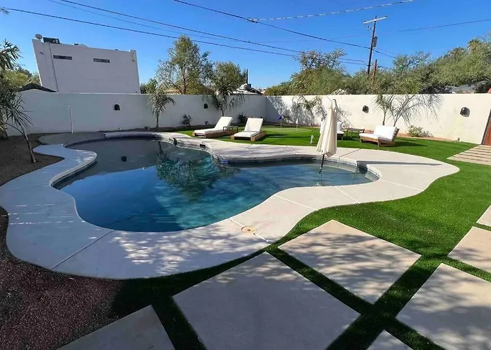 Sam Hughes Desert Oasis, Private Pool & Walk To Ua