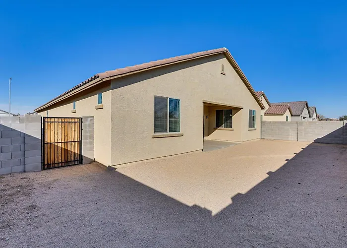 7 Mi To State Farm Stadium: Pet-Friendly Retreat!