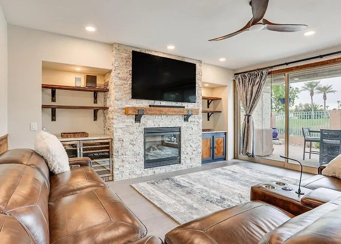 Pool Access + Golf Course View! Goodyear Retreat
