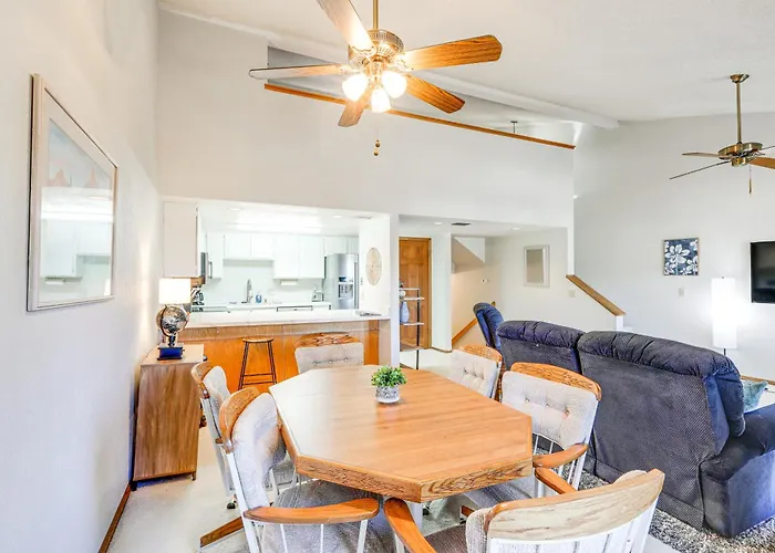 Cozy Flagstaff Retreat W/ Balcony & Mtn View!