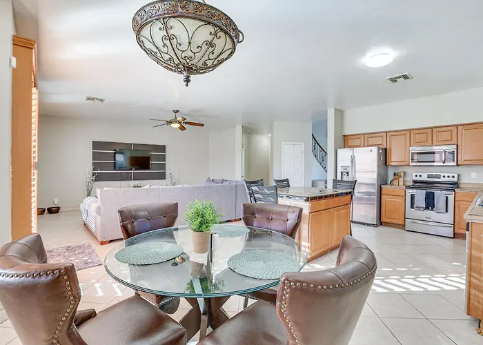 Private Pool & Game Room: Spacious Phoenix Retreat