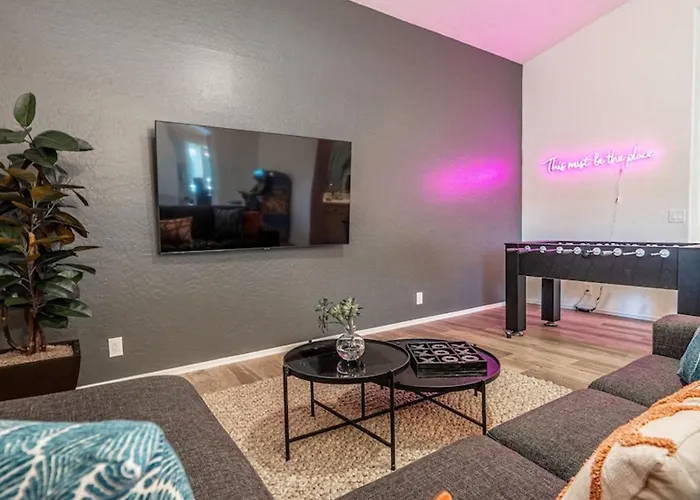 New Listing Stylish 4 Bdrm Wpool And Game Room