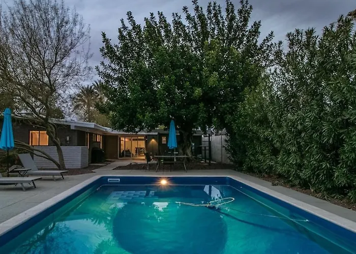 Mid-Century Modern Wbackyard Oasis Putting Green