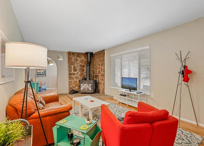 Gorgeous Bungalow Close To Bushmaster Park!