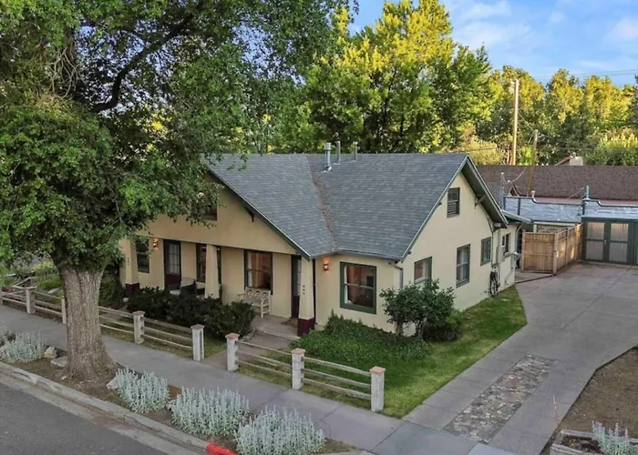 Stylish And Cozy Downtown 2 Bedroom Unit With Hot Tub