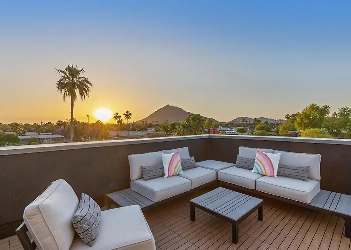 Perfect Friends Escape In Old Town Scottsdale With Resort Pool Access And Roof Deck!