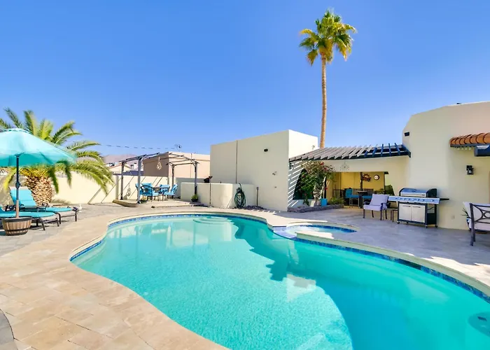 5 Mi To Lake Havasu: Bright Cottage W/ Fire Pit!