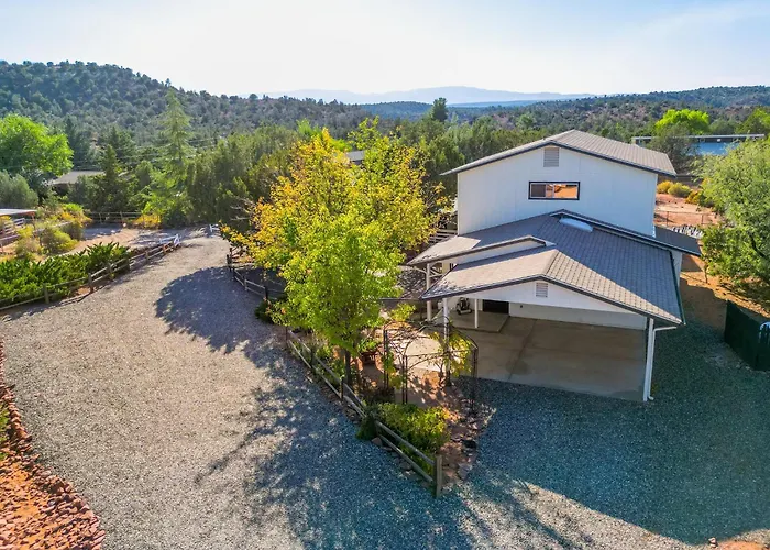 Serene Home- Sleeps 16 - Starlink Wifi - Hot Tub - Pool -2 Kitchens!