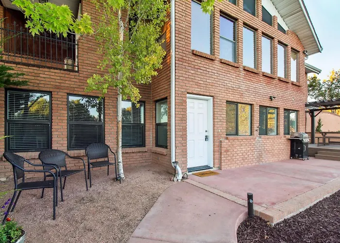 Patio, Grill & Fire Pit: Show Low Escape!