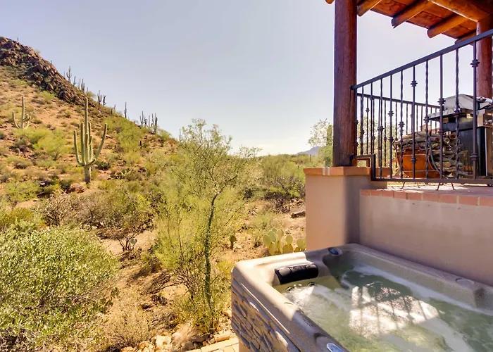 Mountain Views & Private Jacuzzi: Tucson Casita