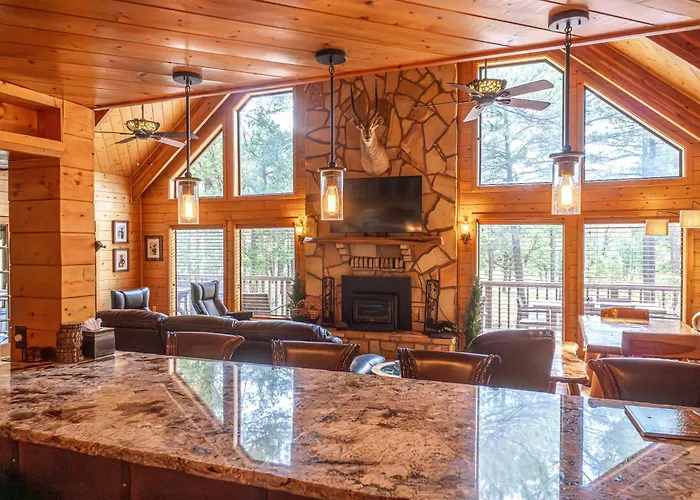 The Lodge Large Cabin, 17 Acres, Playground, Forest Access