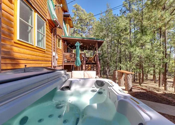 Spacious 'Sherwood Forest Cabin' W/ Hot Tub!