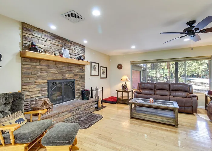 Dog-Friendly Home On Pinetop Lakes Course!