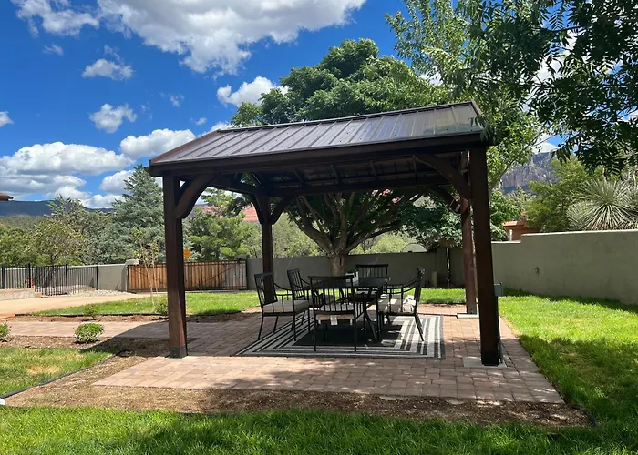 Sedona Uptown Gem!Large Yard W Grass And Shade Trees! Perfect For Easter Egg Hunts! Views!! New! Barrel Sauna!!! Close To Trails, Walk To Uptown Sedona, Restaurants And Shopping
