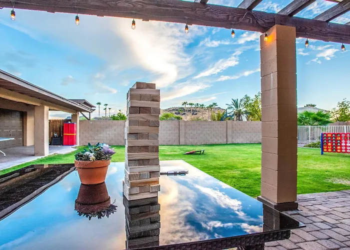 Group Getaway W/ Pool & Putting Green In Glendale