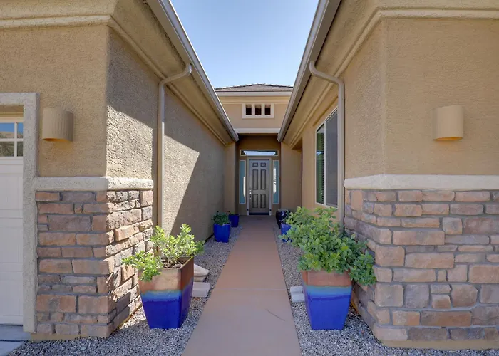 Tucson Home With Private Pool And Mountain Views!