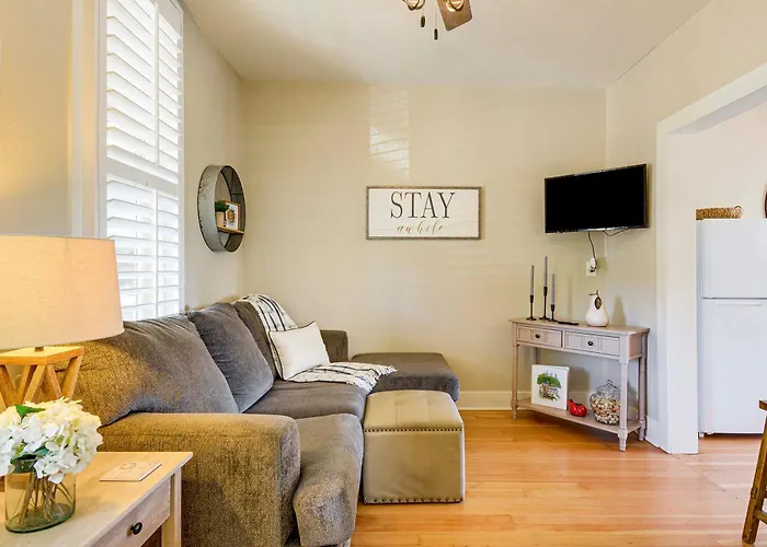 Walk To Courthouse Square Quiet Home With Porch