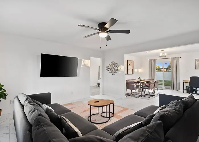 5 Miles From Downtown Phoenix - Pool Home