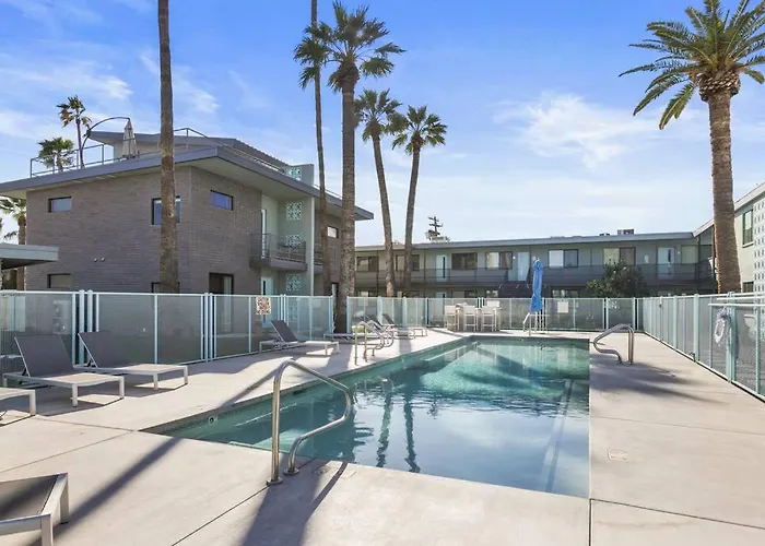 Walkable Ots, Heated Poolside Mid Century Condo