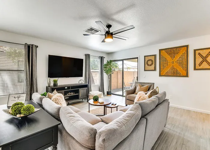 5 Mi To Dtwn: Modern Gilbert Getaway W/ Yard!