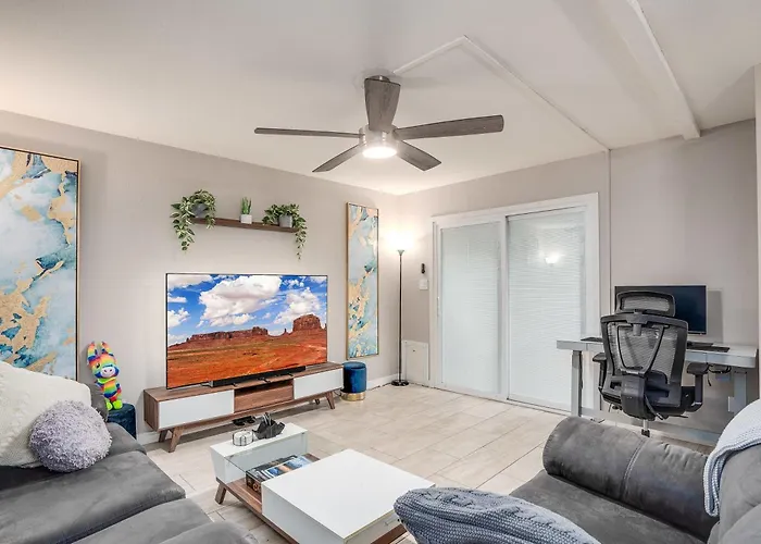 New Pool King Bed Minutes From Old Town