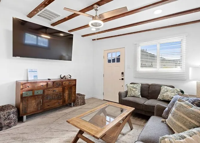 Featherlight Cottage With Bbq And Hot Tub In Downtown Phoenix
