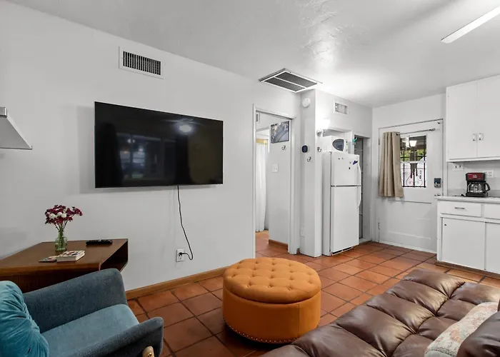 Sunlit Palm Cottage In Uptown Phoenix