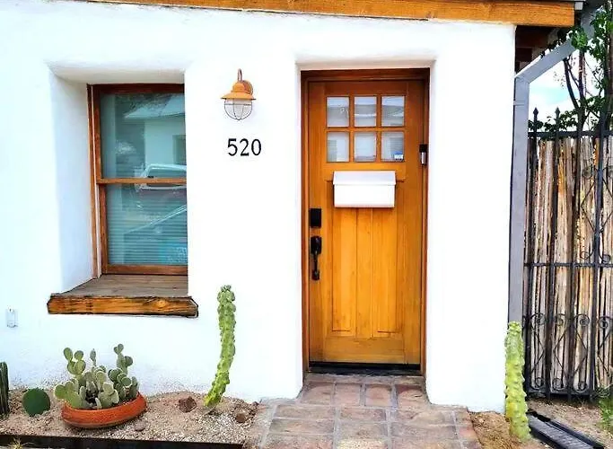 Barrio Retreat - Historic 1900 Studio Adobe Downtown
