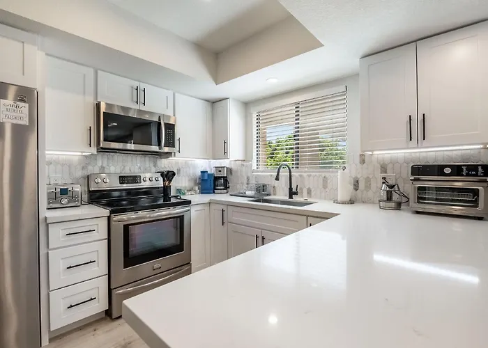New Modern Apt, Vacation Or Long Stay