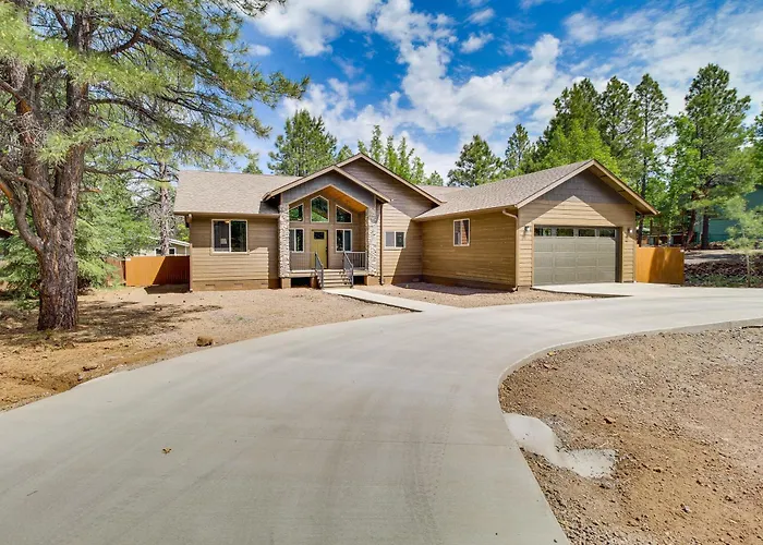 Fire Pit + Deck: Airy Cabin Near Pinetop Lakes