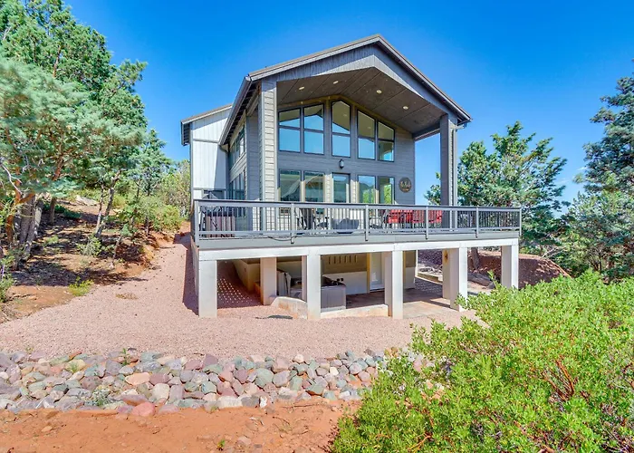 Hot Tub + Deck: Mtn-View Pine Getaway!