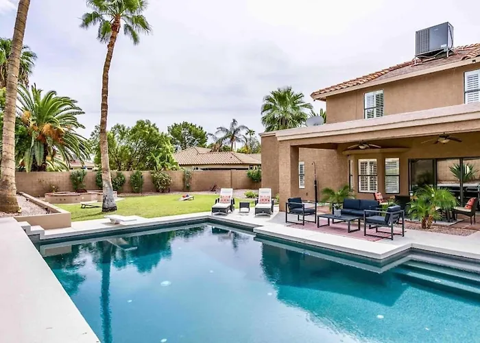Huge Backyard W Heated Pool, Fire Pit & Bbq