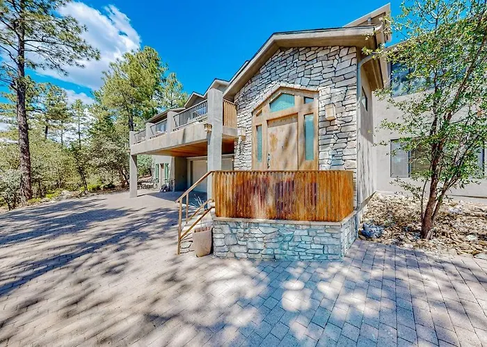 Elegant Cabin Among The Pines-Views, Near Downtown