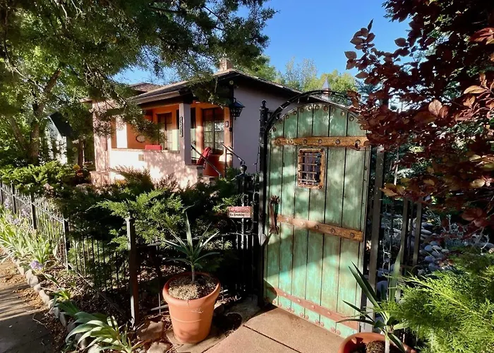 The Pleasant Street Casitas - Historic & Modern Charm