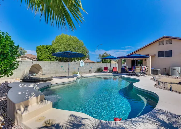 Patio + Fire Pit: Peoria Getaway Near Golfing!