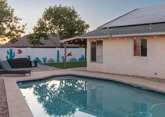 The Glendale Pool House Oasis With Jacuzzi Golf Billiards