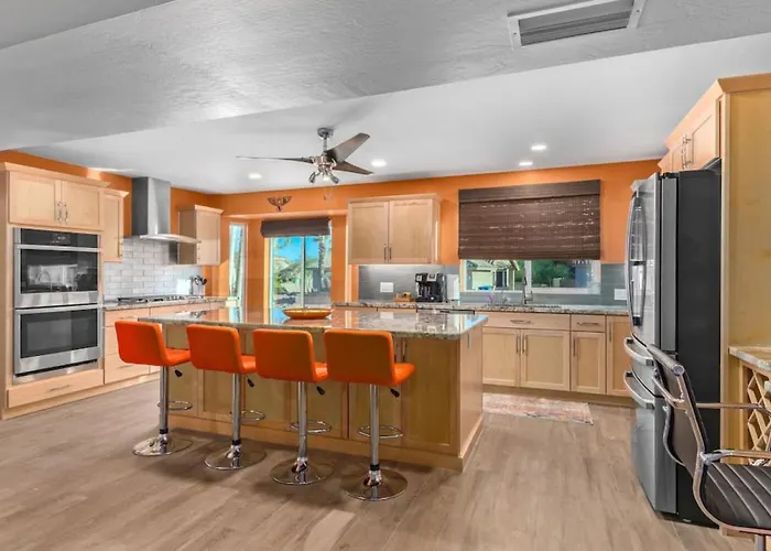 Vibrant 4 Bedroom With Pool And Spa