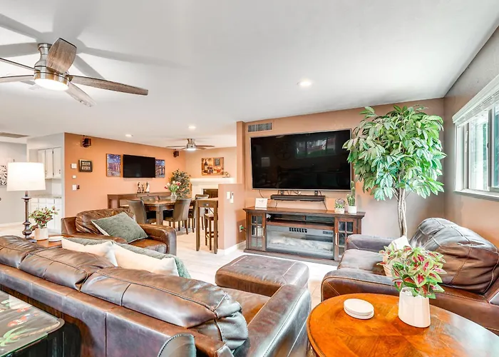Roomy Tucson Home W/ Hot Tub & Pickleball Court!