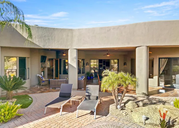 The Debonair Derby By Paseohomesaz With Heated Pool