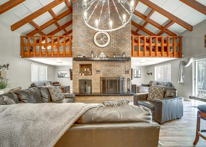 Fire Pit & Grill: Spacious 'Forest Lakes Chalet'