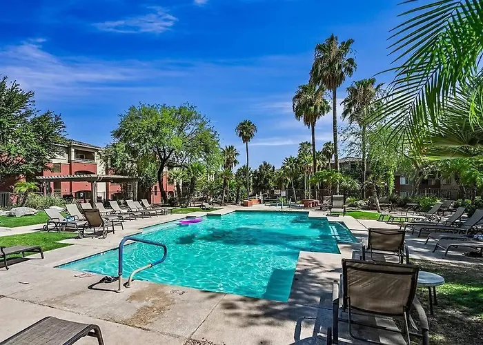 Comfy 2 Bed 2 Bath Phoenix Paradise With Pool And Gym