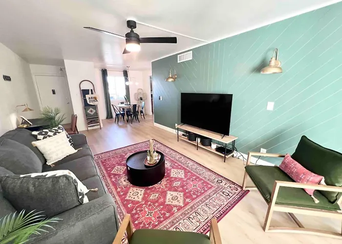 Heated Pool & Hot Tub-Walk To Old Town Condo!