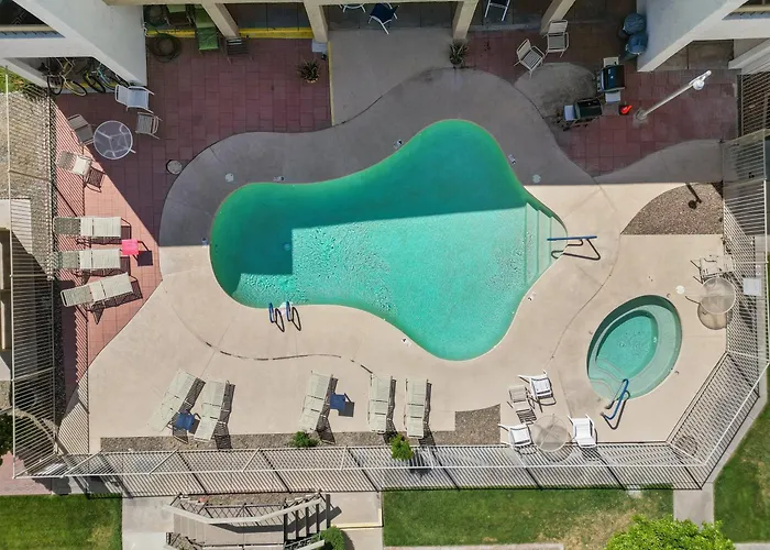 Modernized 1Br Condo W Shared Pool & Spa
