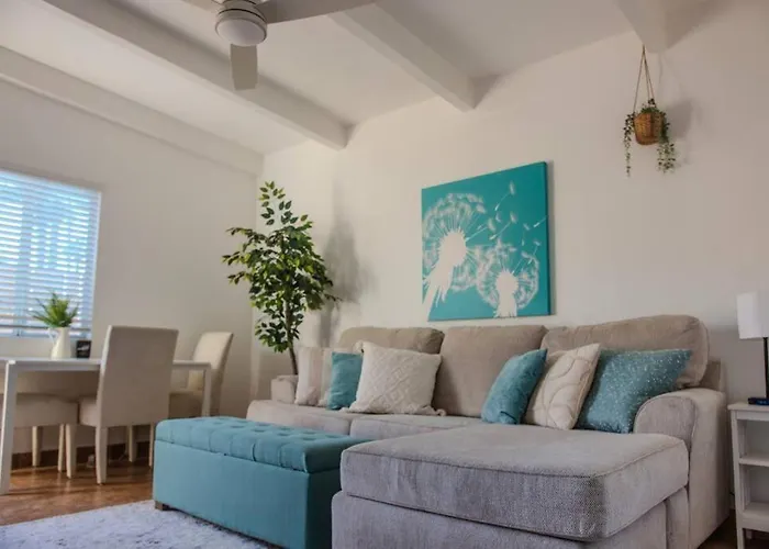 Cozy Townhouse In Uptown!