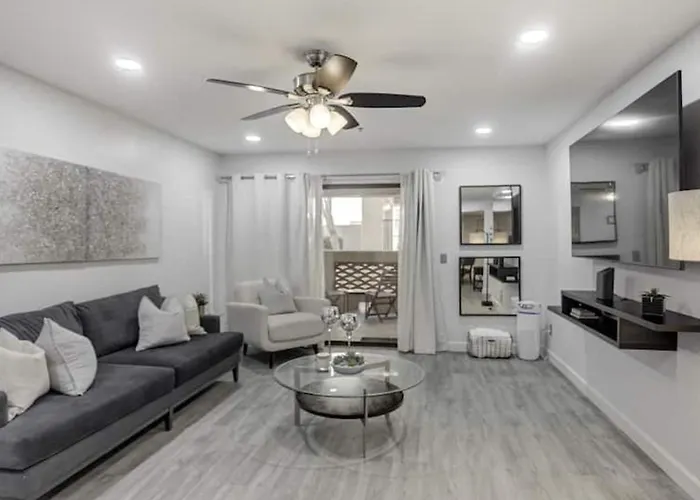 Executive 2 Bdrm Condo In The Heart Of Biltmore