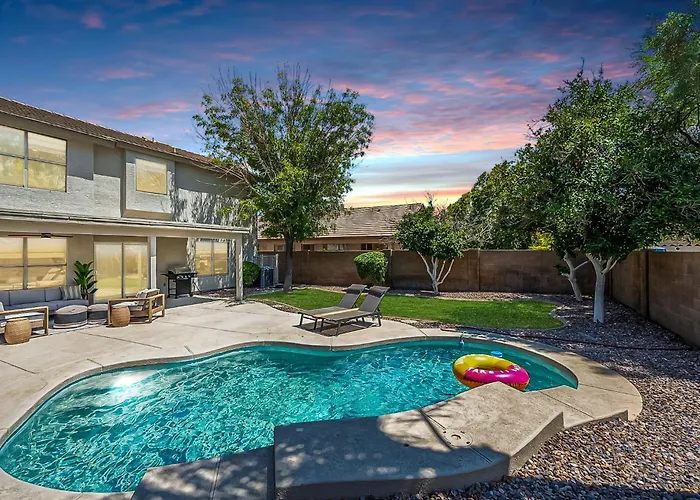 Dos Palmas - Gilbert Poolside Retreat