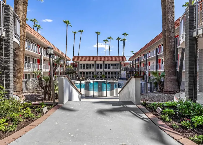 Beautiful Retreat 1 King Bed At Tempe Oasis Pool Spa & Clubhouse