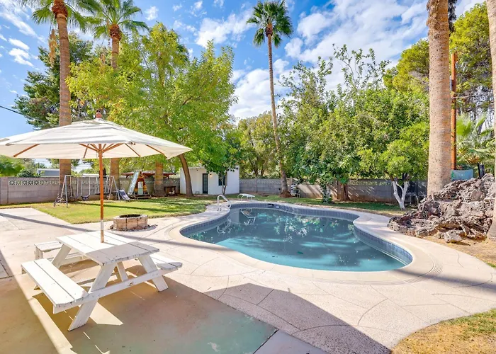8 Mi To Dtwn: Pet-Friendly Phoenix Home!
