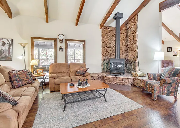 Spacious Cabin W/ Deck: 7 Mi To Show Low!